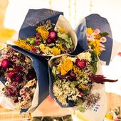 Flower power !
Douce attention que ces bouquets de fleurs séchées confectionnés par @les.imparfaits.fleuristes à Lyon !
Ils sont disponibles dans notre boutique, à Lyon 1er, dans 4 formats (de 12 à 50 euros) et dans plein de variantes pour que vous ayez du choix !
Rendez-vous mardi à 11h pour les découvrir !