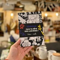 La fête des lumières approche à grands pas ! Nos luminions issus de la collab avec @picotti_picotta arrivent demain pour compléter votre collection ou vous équiper pour le 8 décembre mais même au-delà.
Et pour préparer cette fête avec les plus petits ou pour les créatifs, nous vous proposons des coloriages du plan de Lyon à l'heure de cette jolie fête (vendeurs de marrons chauds compris !). De quoi vous amuser à découvrir Lyon sous cet angle en la mettant en lumière à votre façon !
Une création @magazinegeorges fabriquée à quelques kilomètres de Lyon.
.
.
.
Disponible à Lyon 1er et sur notre eshop et très vite à Lyon 2 aussi.